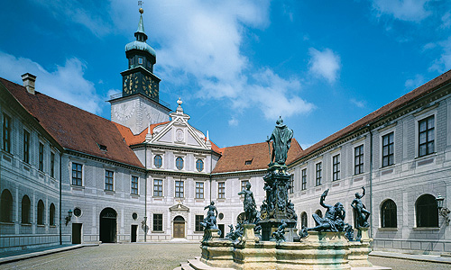 external link to the Fountain Courtyard