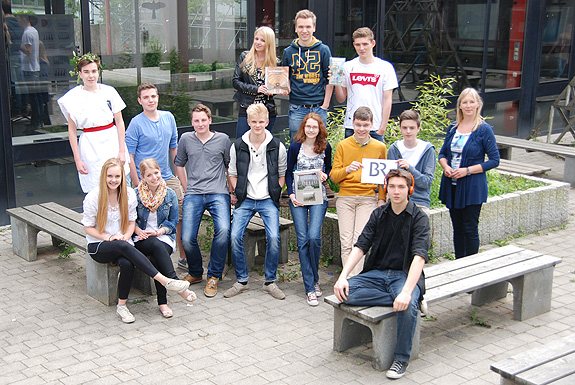 Gruppenfoto des P-Seminars "Audioguide fürs Antiquarium" Bild: Gruppenfoto des P-Seminars "Audioguide fürs Antiquarium"