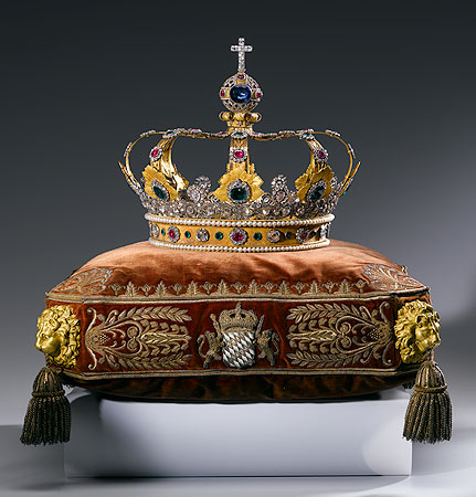 Bild: Krone des Königreiches Bayern auf zugehörigem Präsentationskissen