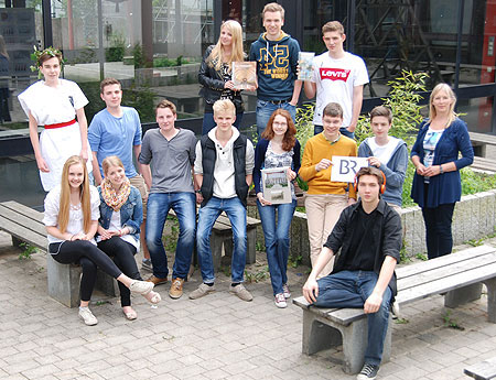 Gruppenfoto des P-Seminars "Audioguide fürs Antiquarium" Bild: Gruppenfoto des P-Seminars "Audioguide fürs Antiquarium"